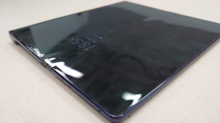 全面打開則會變成一個 8 吋屏幕，而中間摺痕較 Samsung Galaxy Fold 輕微。