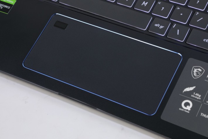 ．加大了35% 的TouchPad改善了反應時間，使用起來相當就手，支援最多四點觸控手勢，TouchPad 左上角更加入指紋感應器。