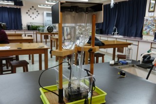 此裝置既是實驗，也讓師生們實現了STEM精神。他們為了方便展覽，為裝置加入電摩打，如此一來就能快速將水抽回至上層的膠樽內。