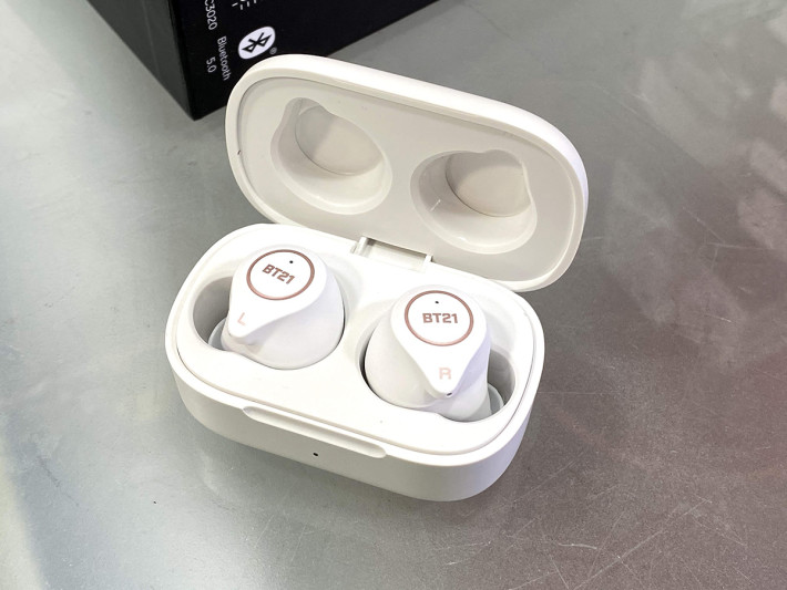 耳機本體具備 IPX5 防水機能，使用 Bluetooth 5.0 連線並支援 aptX 技術。