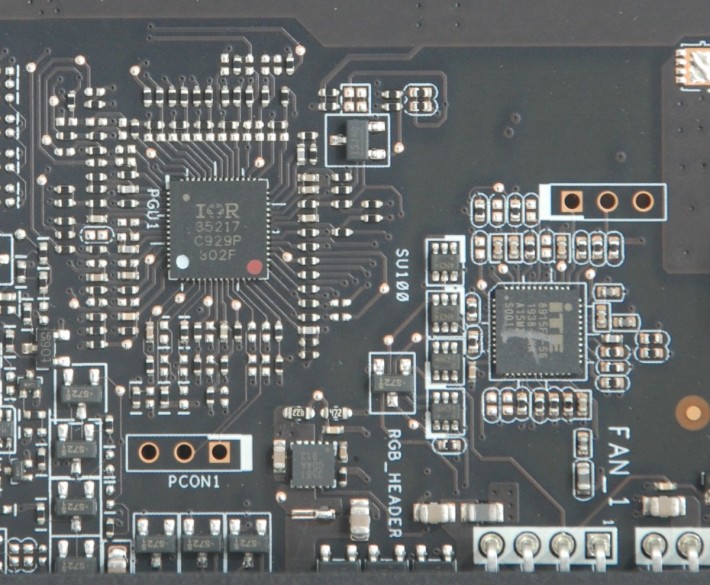 採用International Rectifier IR35217 名廠PWM 晶片，並有用於 RGB 控制的 ITE 晶片。