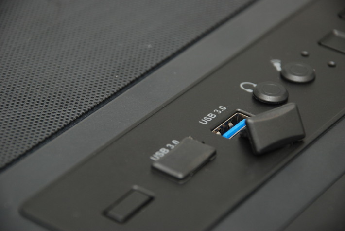 機頂 USB 埠等採用橡膠防塵套可防止灰塵堆積