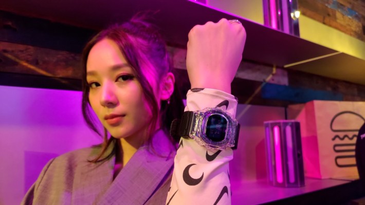 G-SHOCK 再與 CLOT聯乘推出透明錶殻的防震手錶 DW-5750 系列。