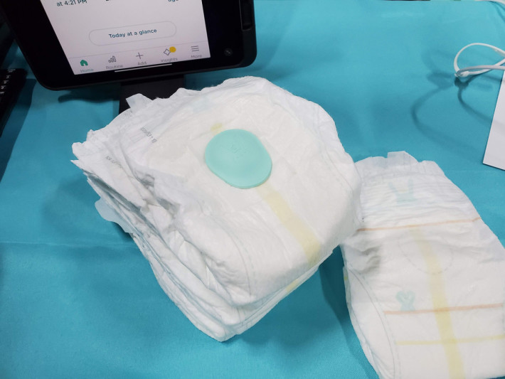 可貼上尿片上的 Sensor 非常輕巧，用以監測嬰孩的睡眠表現及是否要換尿片。