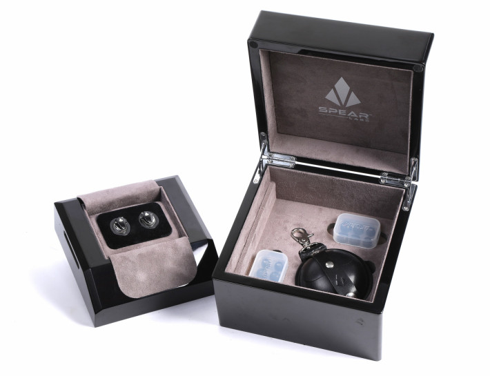 名貴木製錶盒包裝，外攜盒亦用皮革製作。