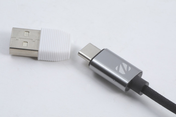 跟機有 USB Type-A 轉接頭，裝上後可當成 USB Sound Card 在 PC 或 Mac上使用。