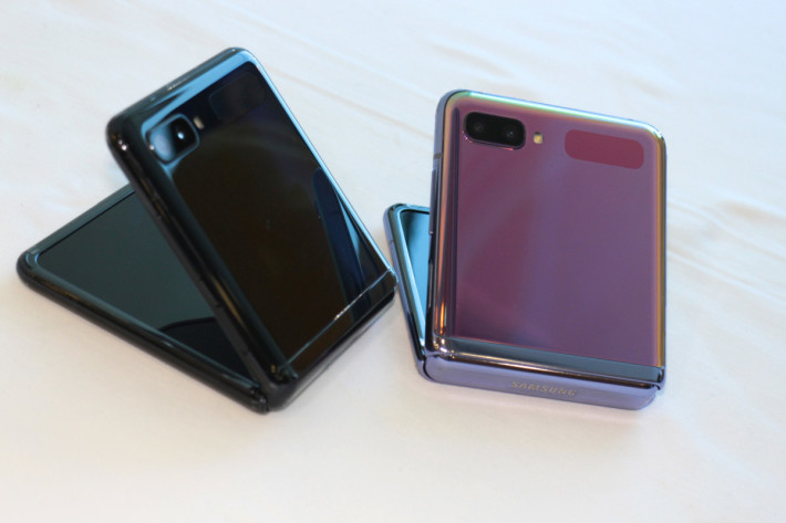 Galaxy Z Flip 備有鏡面黑及鏡面紫兩款可選擇。