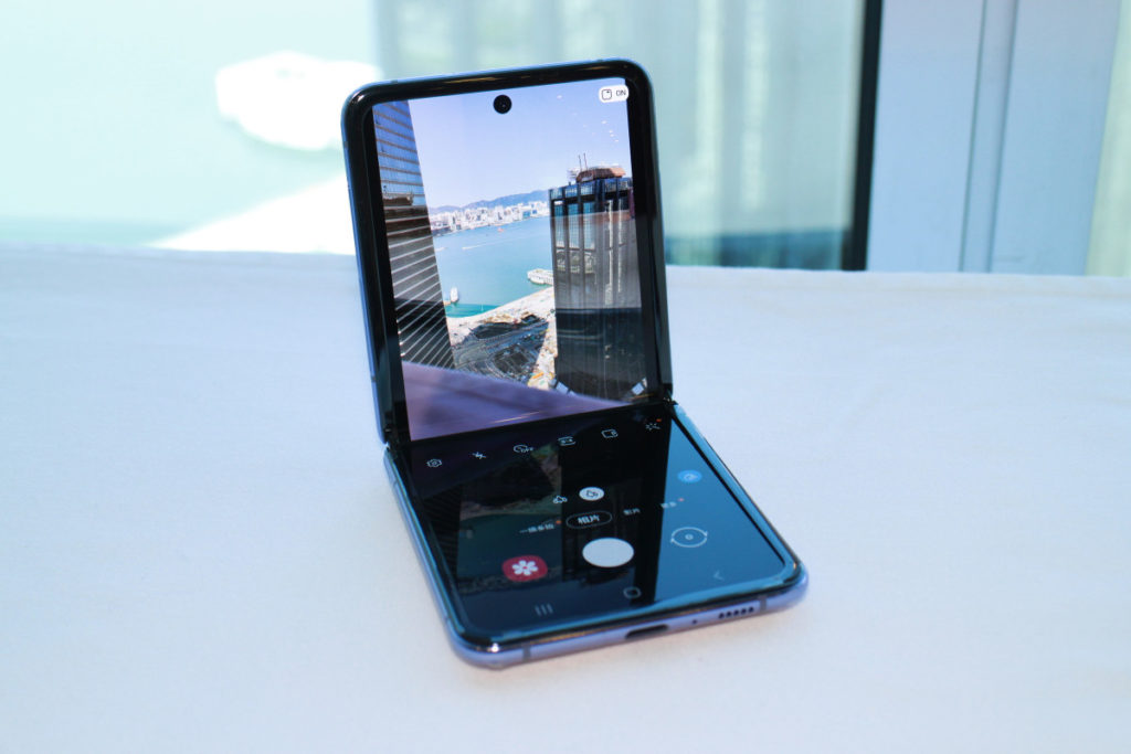 上年登場的Samsung Galaxy Z Flip 正是使用了 UTG 玻璃作為屏幕保護玻璃。