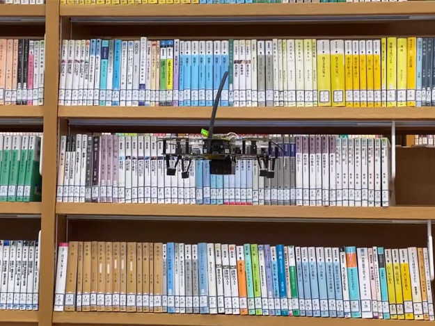 無人機在書架前停留一會拍下照片，就可以傳送到系統分析，比對圖書館資料庫的紀錄。