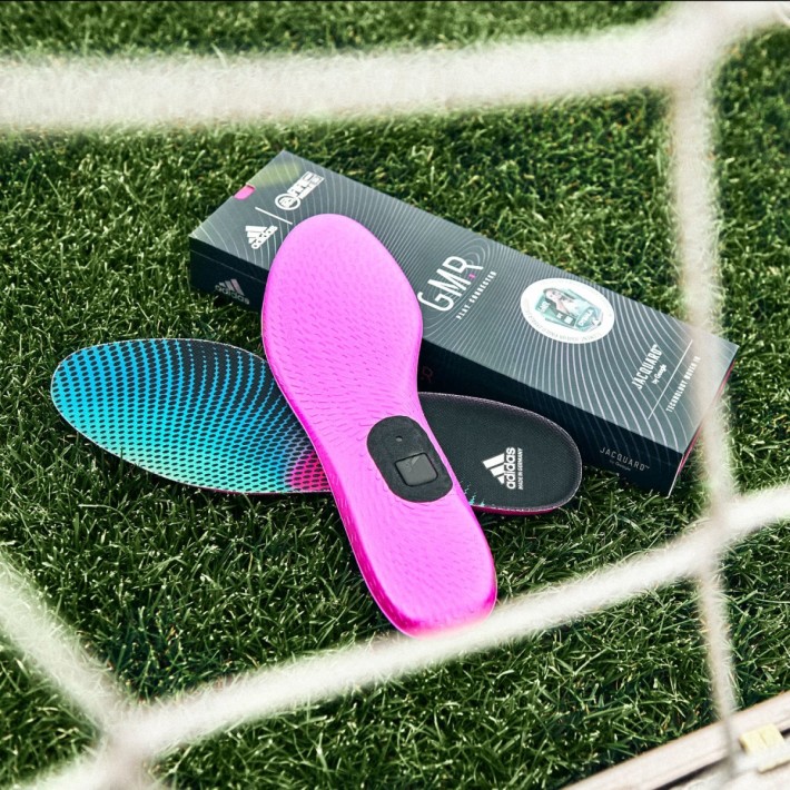 GMR 套裝只有一塊鞋墊和一個 GMR Tag ，就可以與手機連動，感測用戶踢球動作。