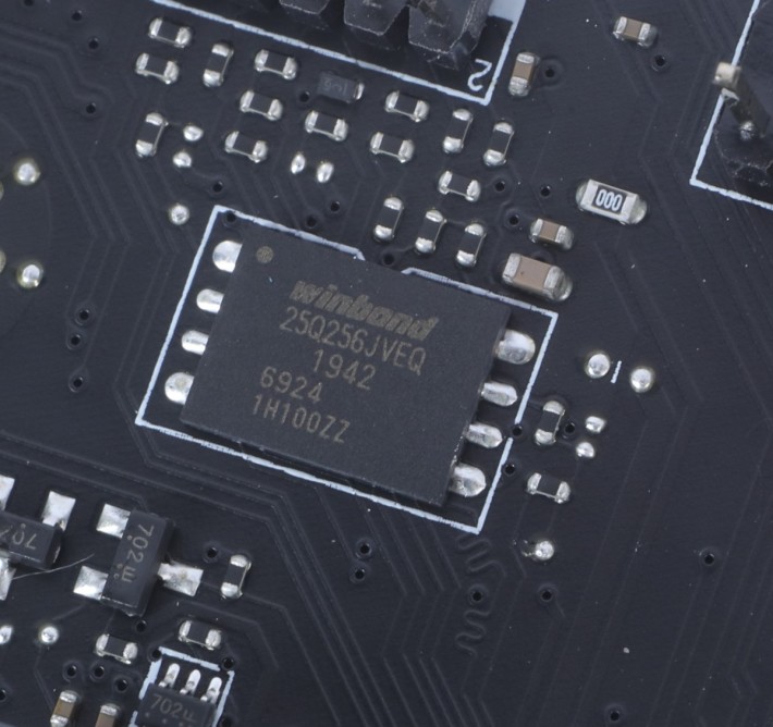 為了支援最多功能，Intel Z490 一般採用 256Mb BIOS，是上一代產品 128Mb BIOS 的 2X 容量。