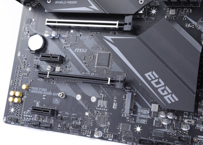 主機板定位在主流市場，所以有 2 根普及的 PCI-E x1 插槽。