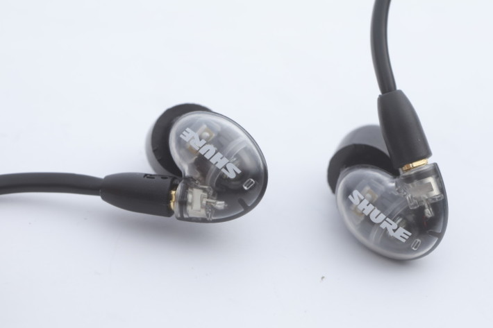 Shure 首款混合式單元耳機AONIC 4，其外殼以半透明為主，配以白或黑雙色調設計。