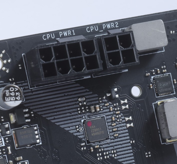CPU 供電採用 8+4pin 設計