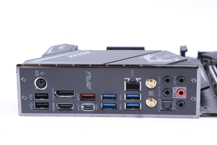 背板除 USB Type-C 20Gbps 埠外，也有 HDMI 及 DisplayPort 顯示輸出。