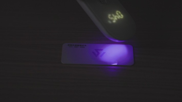 UVC-P1 是使用紫外線殺菌技術，消毒時會有 LED 燈提示時間。