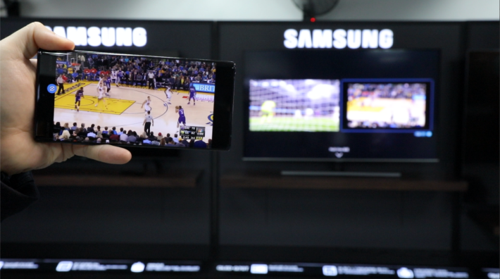 P07 ．在手機上按下 Mirrorcast 功能，Samsung 電視會自動使用 Multi-View 方式顯示兩個畫面。
