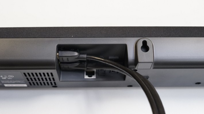 插入兩條HDMI線後，好大機會阻著LAN和光纖頭，需注意使用幼身或扁身線材才行。