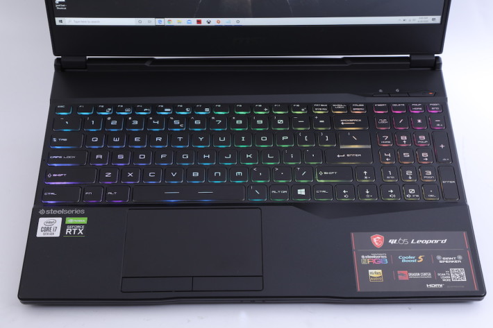 RGB 背光鍵盤當然不會少。