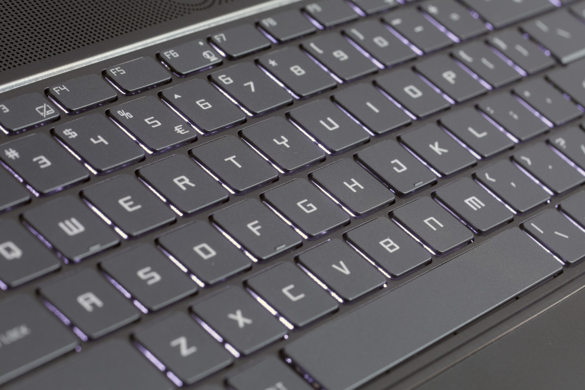 鍵盤自帶白色 LED 背光，增加主機的時尚感。