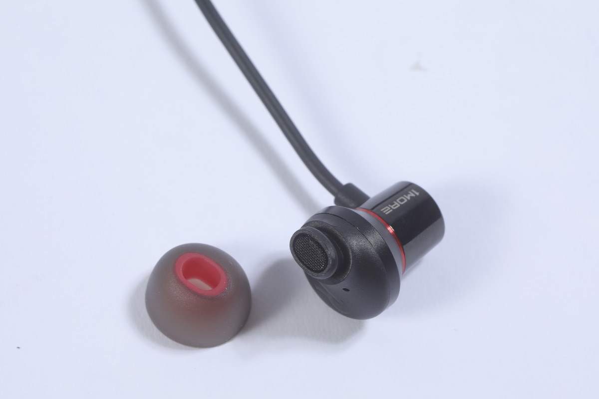 採用 45 度斜角入耳設計，配以橢圓形發聲管道及特製耳膠，令佩戴更加舒適。
