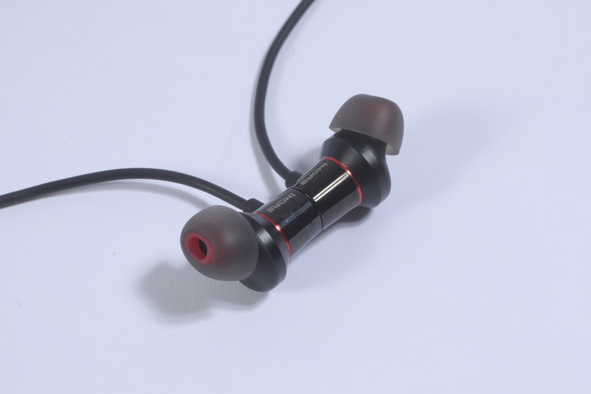 耳機背擁有磁力，令掛頸使用時接線不易打結。
