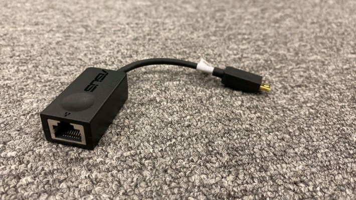 附送 micro HDMI 轉 RJ45 轉接線，方便連接有線網路