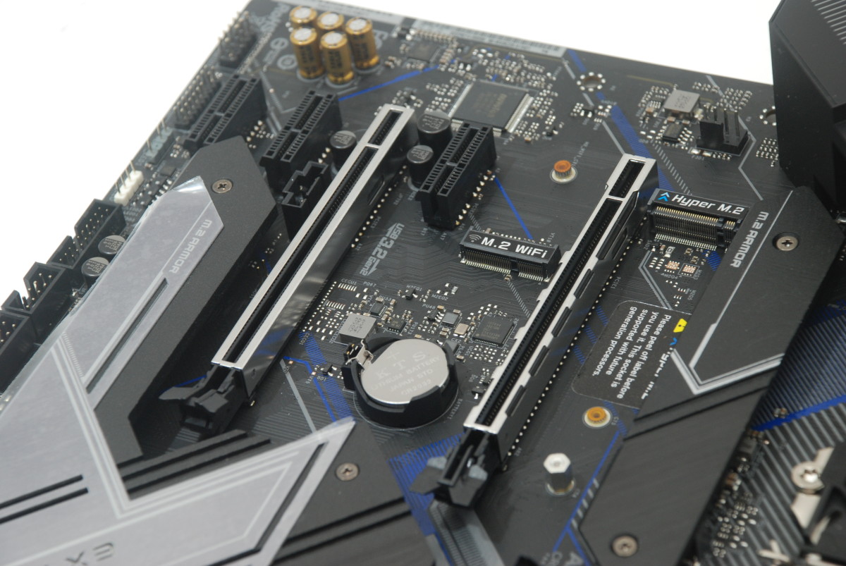 兩根 PCI-E x16 插槽皆經過 Steel Slots 強化。同時主機板在重要的部位加入15μ 鍍金，如第 1 根 PCI-E x16(PCIE1) 及所有 DIMM 記憶體插槽。