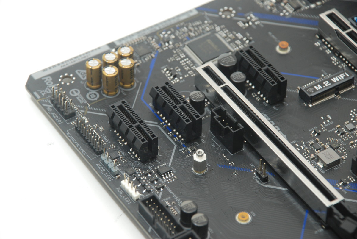 PCI-E x16 插槽繼續採用 Endless 設計，可以支援x1 以上的長卡。