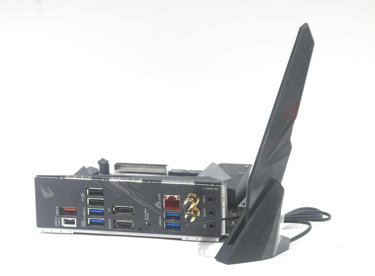 提供 AORUS 天線，而背板輸出以 USB 3.2 埠為主。