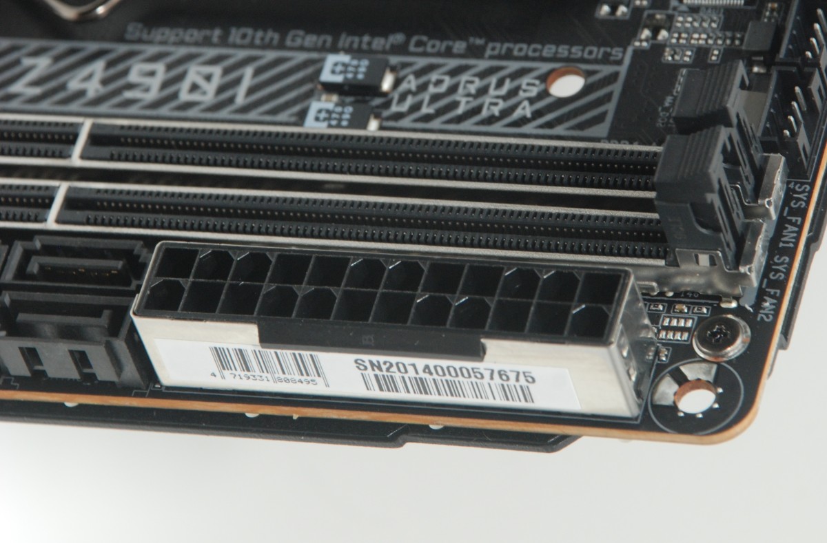 各插槽均加入金屬加固功能。圖中可見 DDR4 插槽及 24pin 主電源均加入金屬加固。