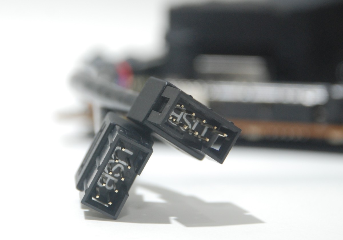 以迷你插座 + 轉換線的方式提供最多的功能，解決 PCB 空間不足等問題。圖為所用的 USB 3.0 轉換線。
