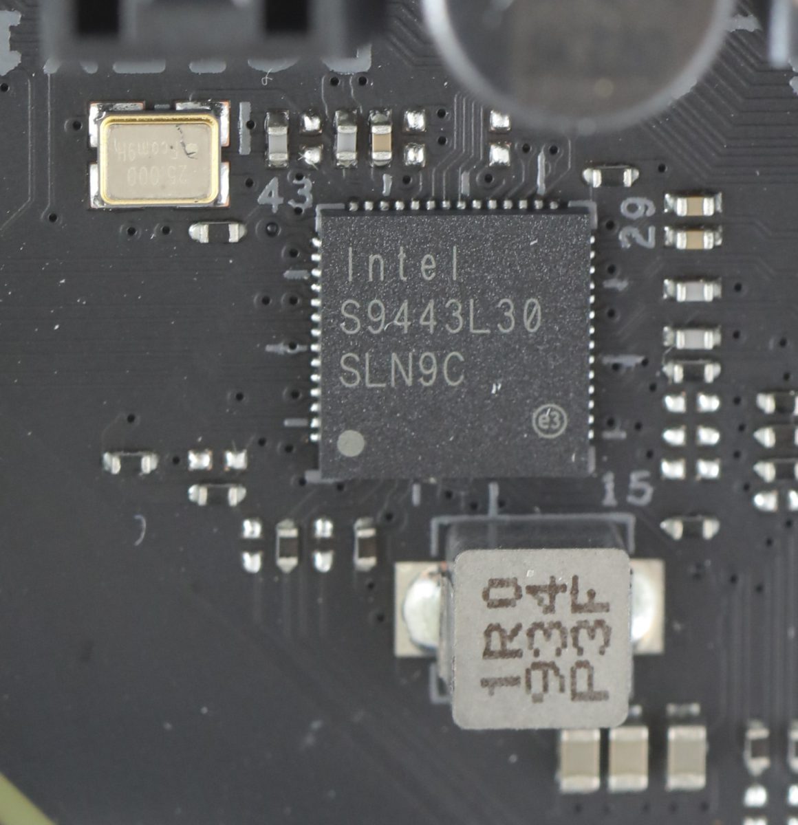 特別採用 Intel I225-V 2.5Gb LAN。