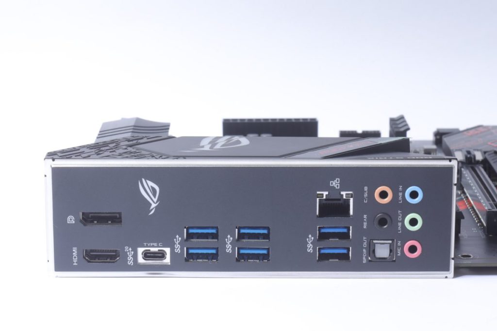 背板提供的USB功能並不算多，而以Type-C 20Gbps輸出最為突出。