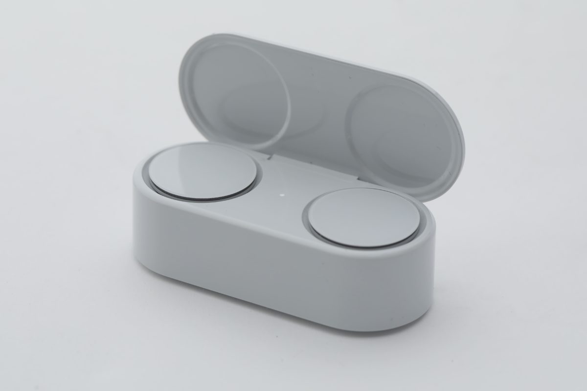  ●Surface Earbuds連電 池盒的外型相當搶 眼，耳機完全平面藏在 電池盒中。而且電池盒 也十分別緻小巧。