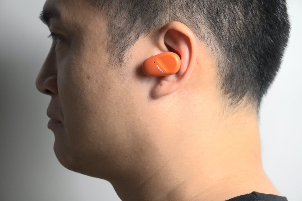 ．SP800N 佩戴後由於有耳掛幫助，令耳機穩定度增加。