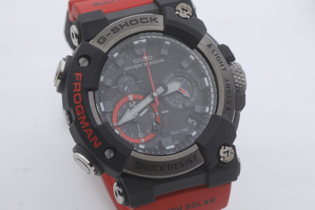 GWF-A1000 是 ROGMAN 系列首款行針手錶，錶殼由碳纖製成，輕巧又堅硬。