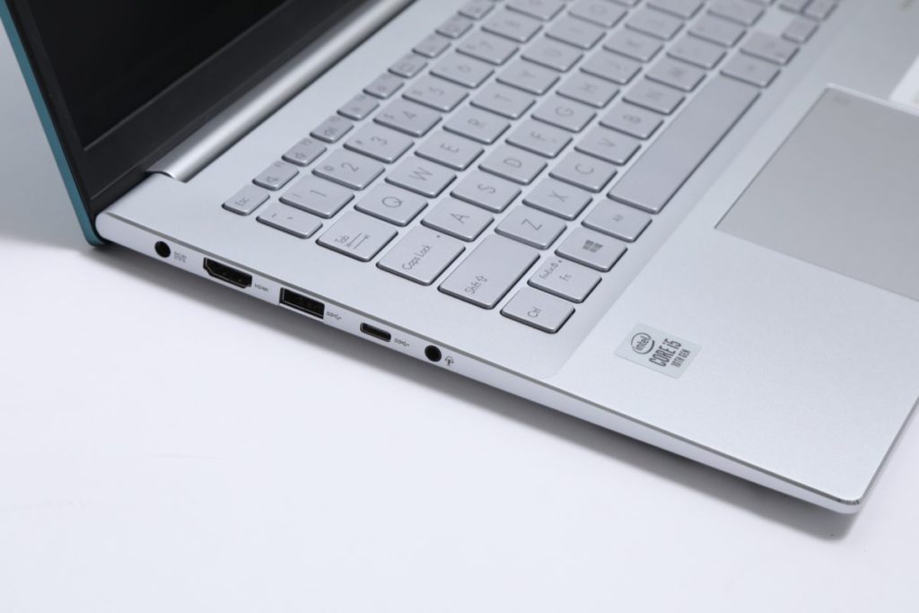 ASUS VivoBook S14 S433FA 提供兩組USB 3.2 Gen1介面，大頭與 Type-C 各一，說穿了即是 5Gbps 的 USB 3.0 。