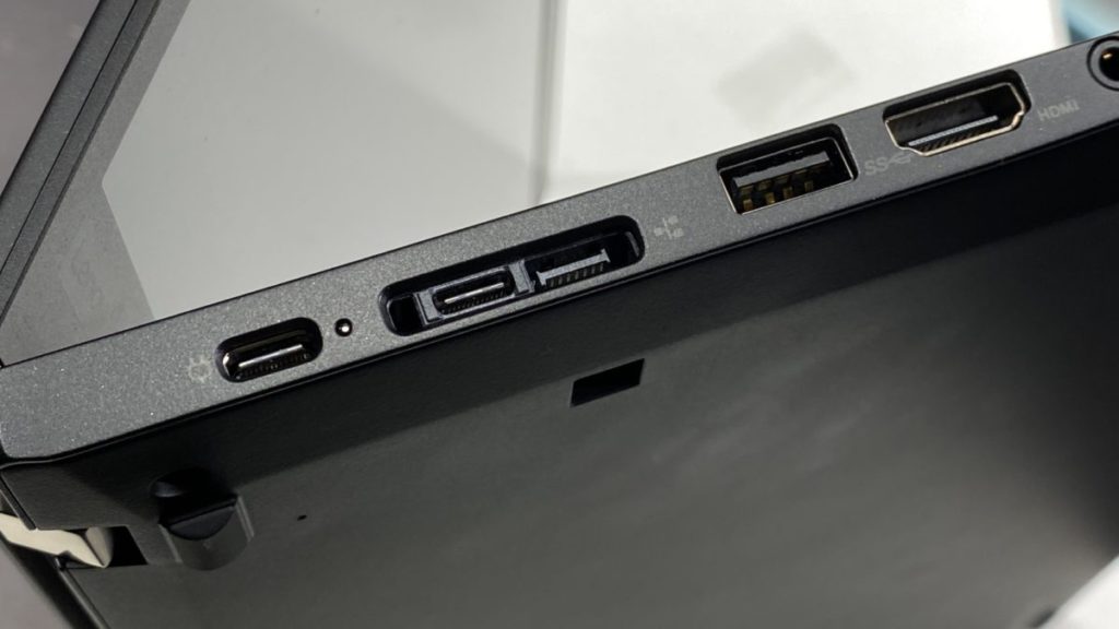 今代 ThinkPad 系列機身左邊會採用有新的 Docking 接連設計，可以配合 ThinkPad / ThinkPad Pro 擴充基座之新型側面接頭使用。