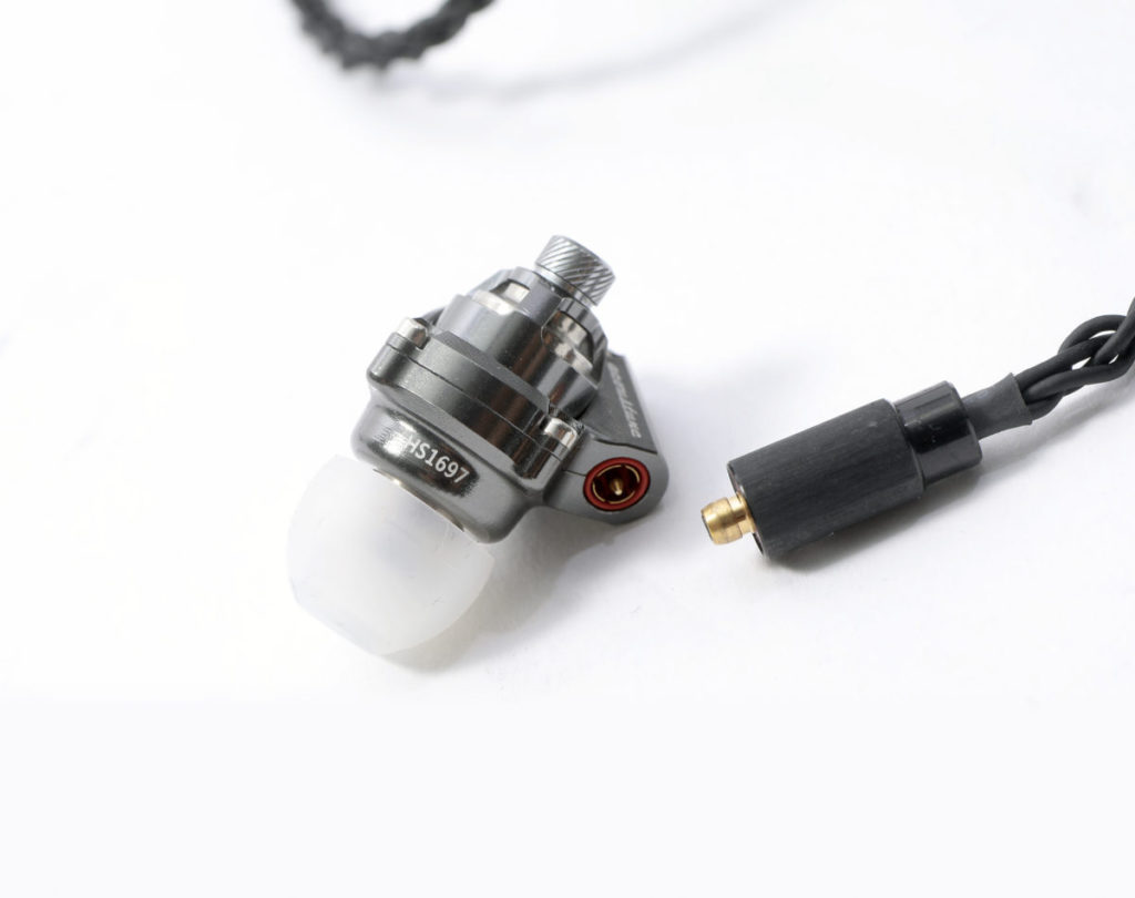用上 Pentaconn Ear 換線插頭，看似 MMCX，但插頭與插座接觸得更緊密，用得更安心。