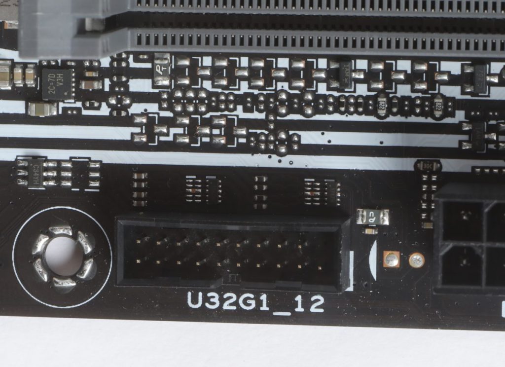 板上共支援 12 組 USB 功能。圖為 USB 3.2 Gen1 擴充埠。