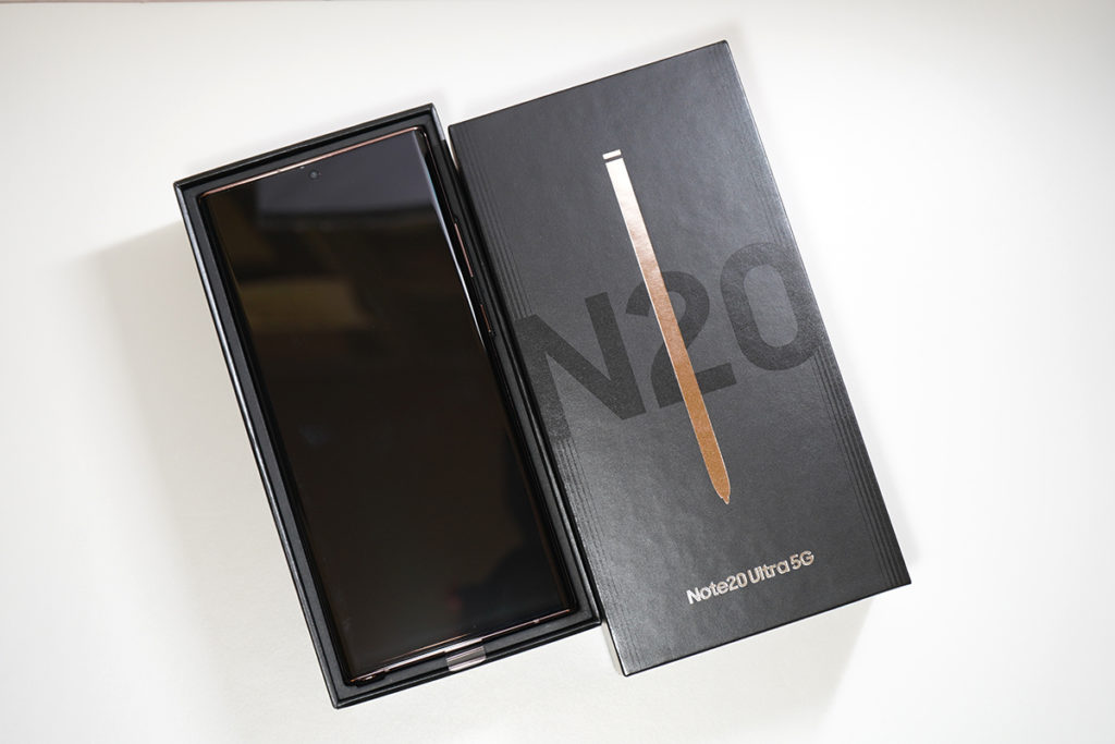 揭開即可看到 Galaxy Note20 Ultra 本體，一樣已經貼好原廠保護貼。