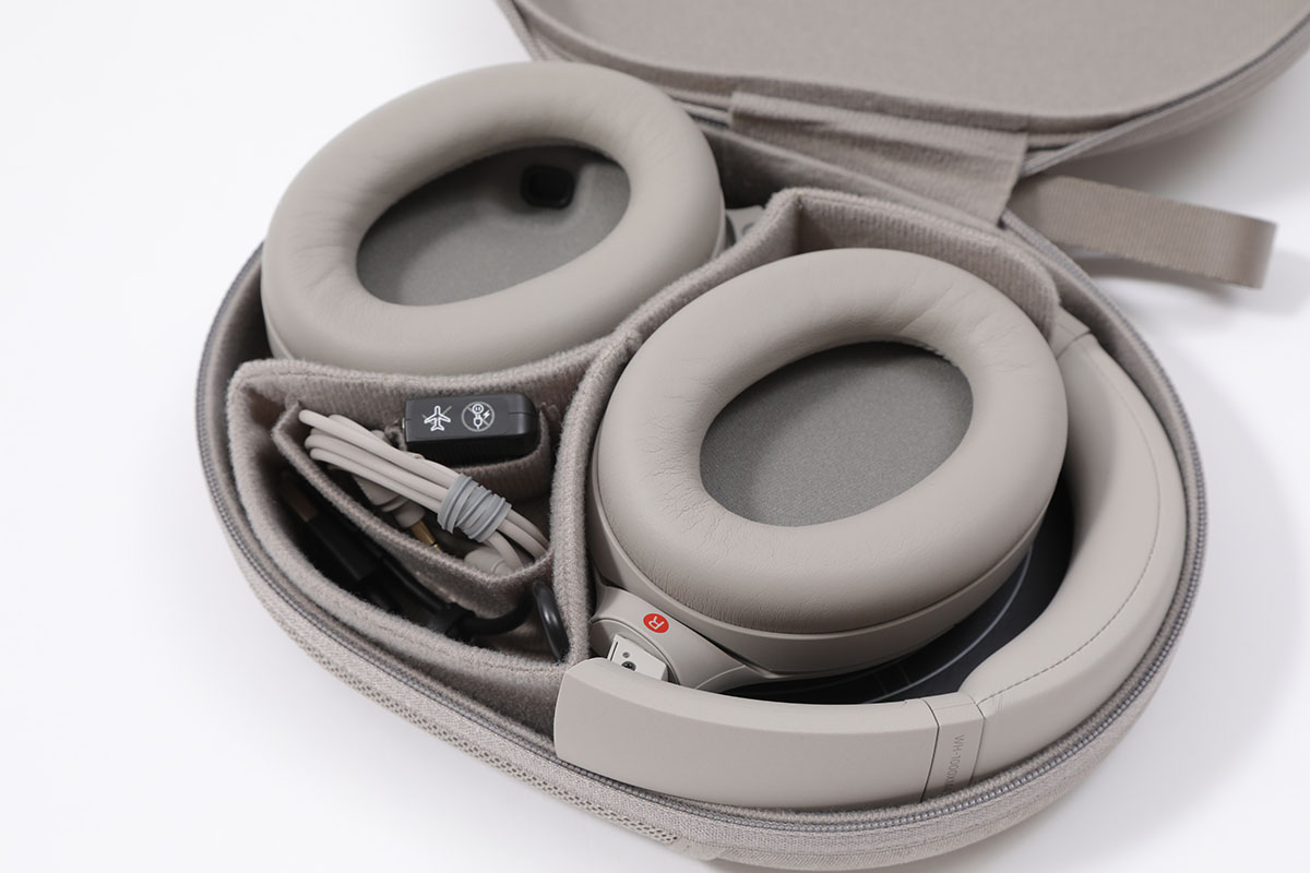 耳機的攜帶盒和上幾代差不多，有 3.5mm 耳機線和飛機用耳機插。