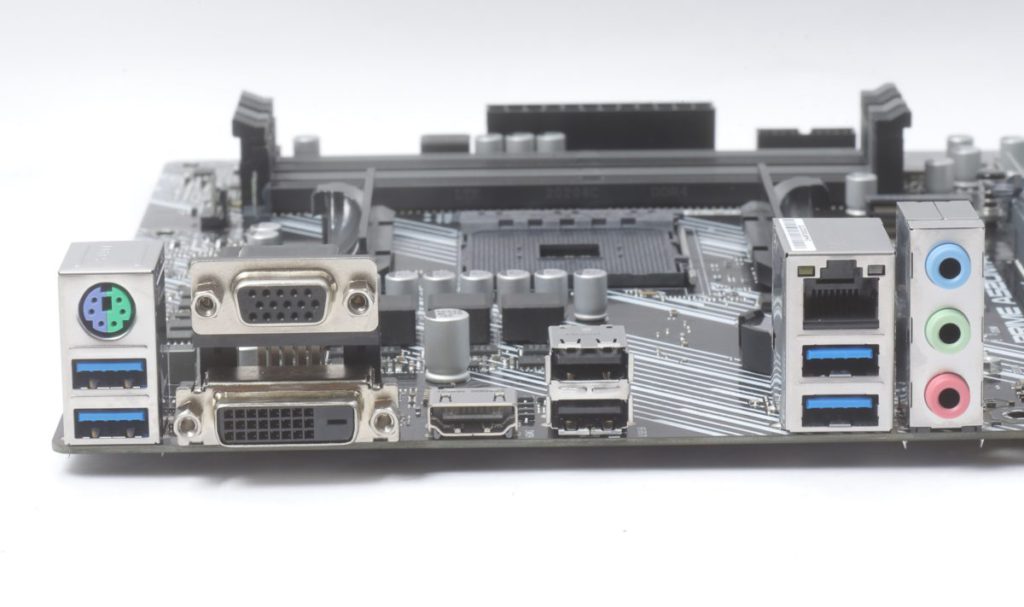 背板提供 DVI 、 VGA 及 HDMI 共三種不同輸出