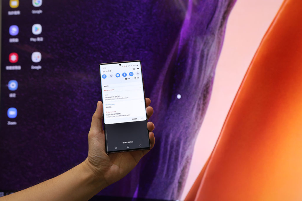 全新 Samsung DeX 功能，支援Miracast形式無線連接至顯示裝置，解決線材束縛問題。