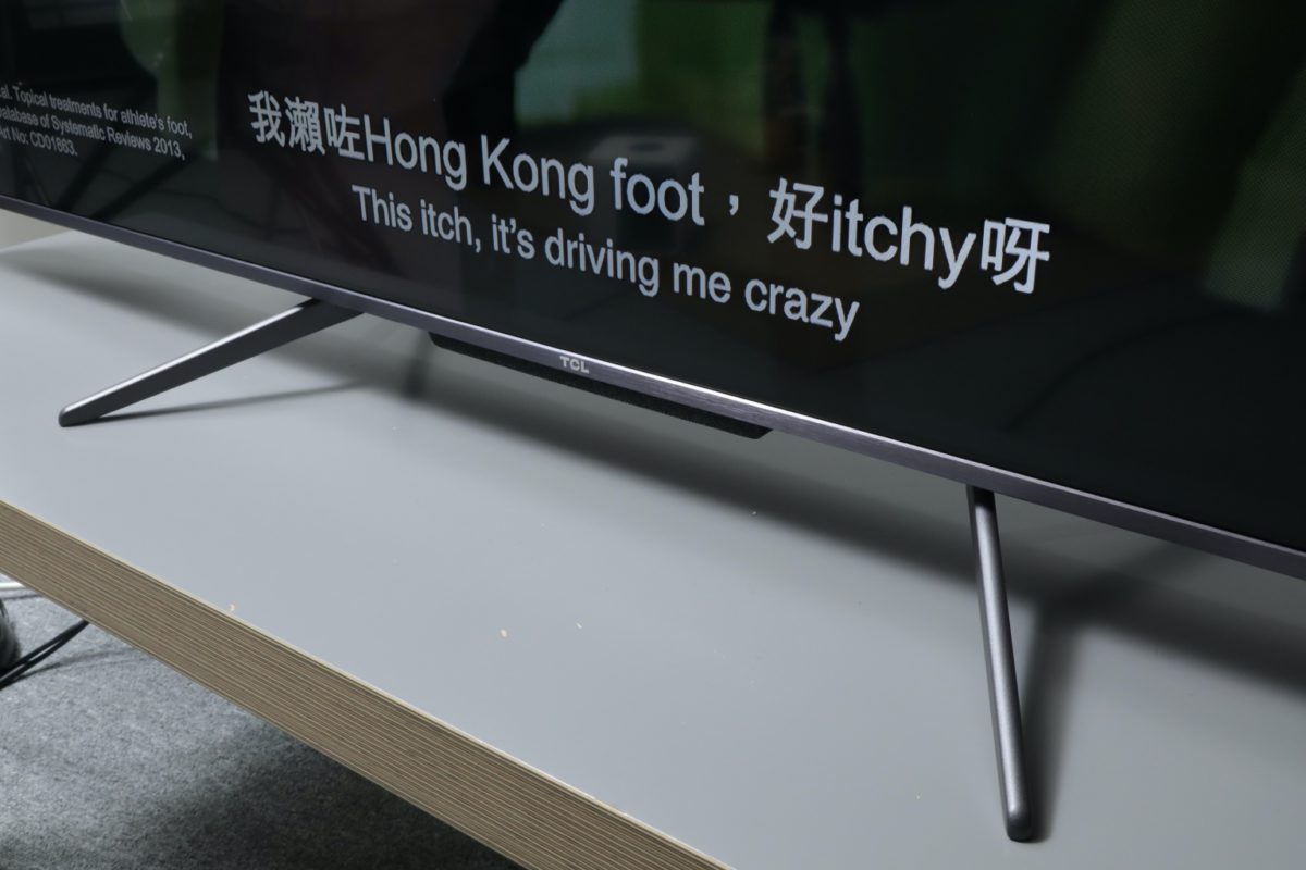 TCL C716 雖然是國產電視，但設計跟日韓系電視走得好近，例如近年流行的雙腳架安裝設計，可以裝在中間，又或者電視機身兩側，方便擺放 Soundbar，又或者細電視櫃之間可作彈性選擇。
