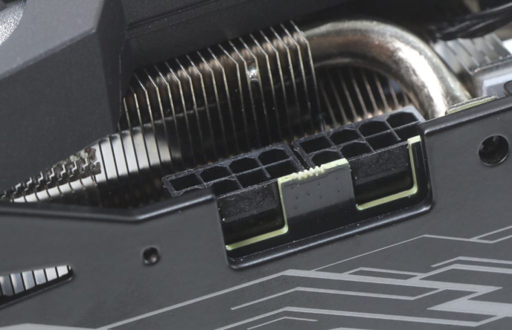 2x 8pin PCI-E 標準供電設計。