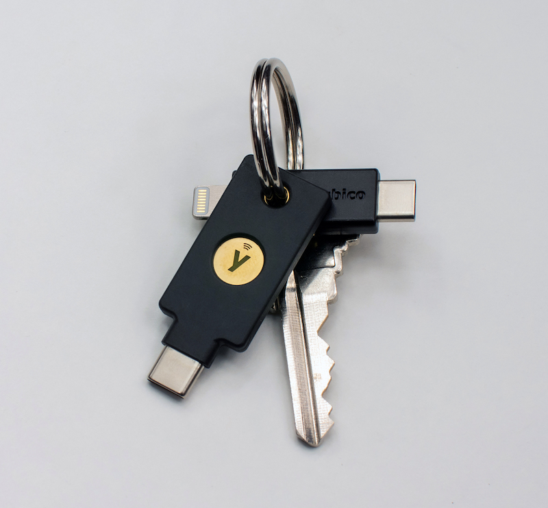 YubiKey 5C NFC 很小巧，掛在鎖匙圈就可以隨身帶備。