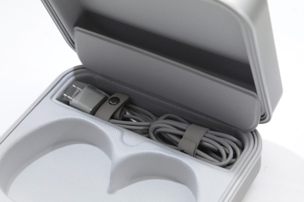 耳機盒內有一個小空間，用來收納耳機線及 USB-C 充電線