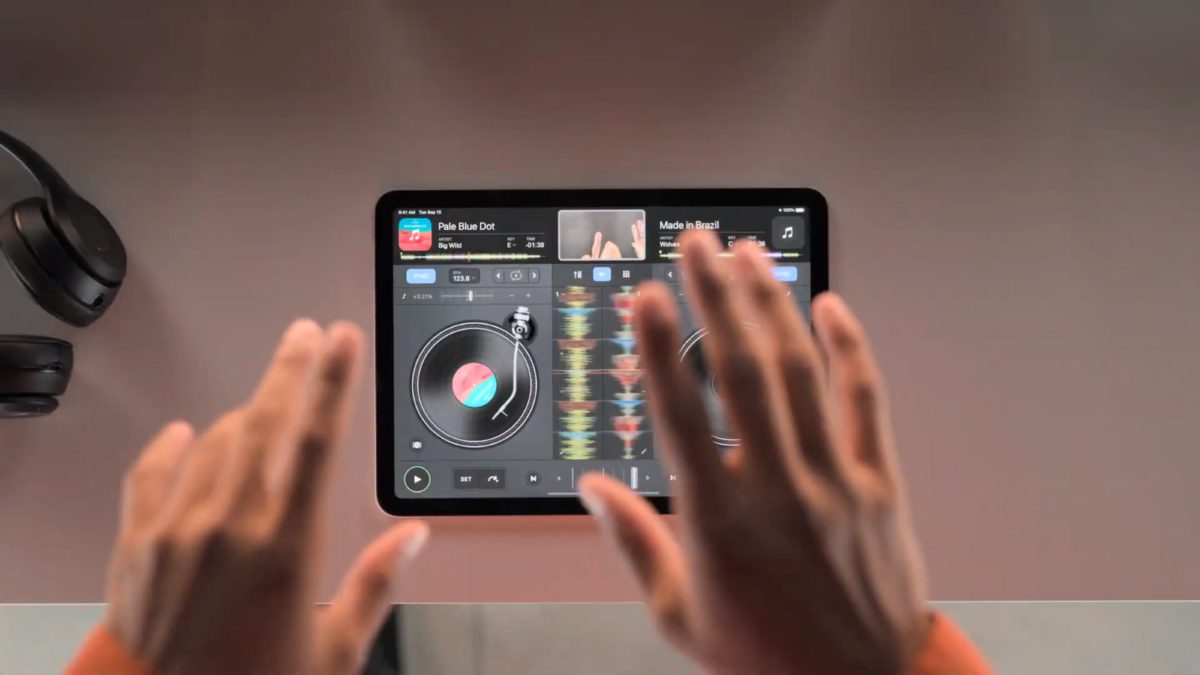 發表會中，打碟程式《 Djay Pro AI 》的開發者展示了透過 A14 的人工智能來隔空擷取 DJ 的手勢捽碟。